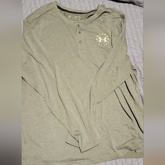 3 under Armour performance shirts. - Picture 4 of 5